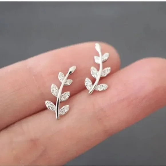 The Mini Leaf dainty stud earrings in cubic zirconia and 925 - Picture 3 of 10